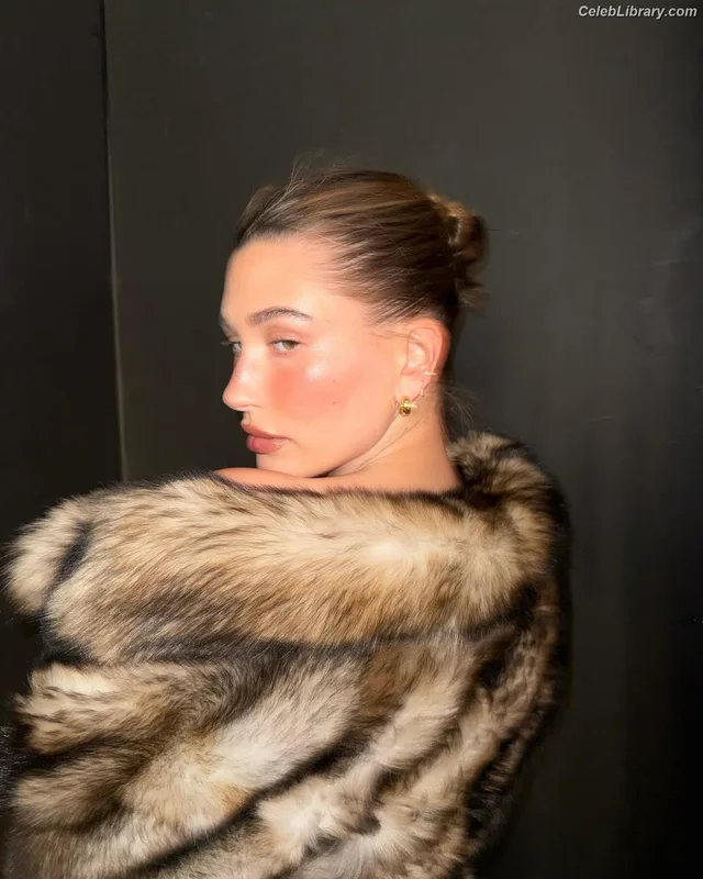 Hailey Baldwin Bieber photo 2 of 1157