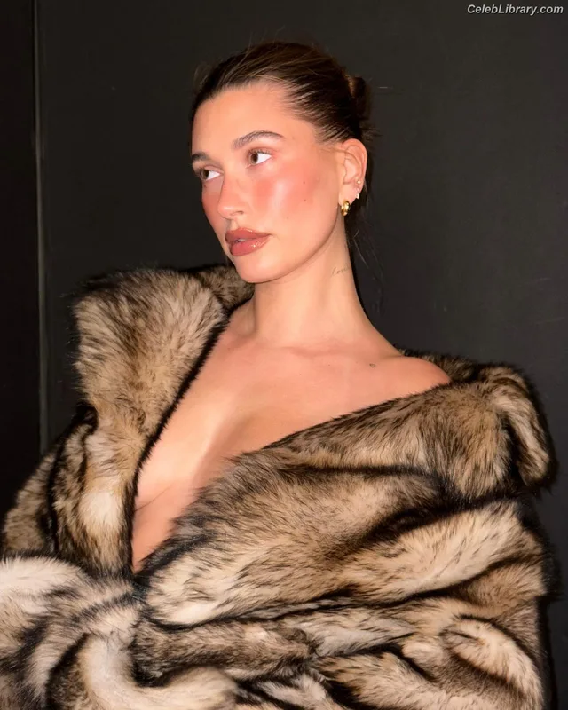 Hailey Baldwin Bieber photo 7 of 1157