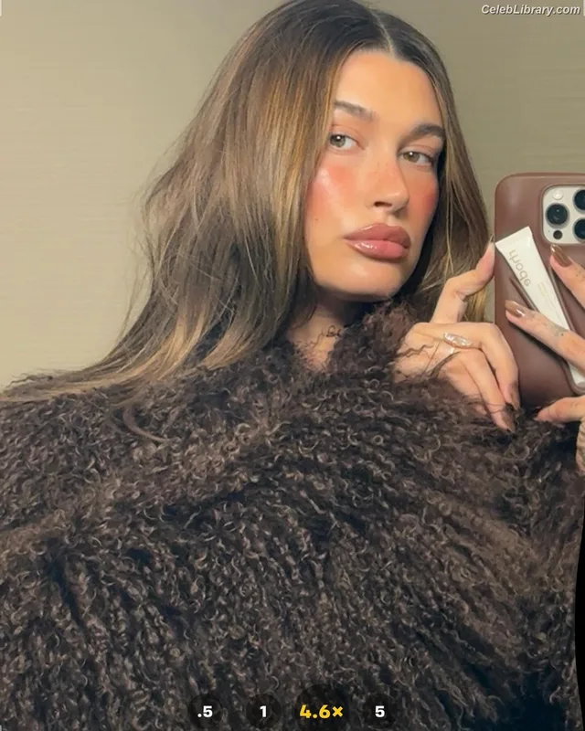 Hailey Baldwin Bieber photo 8 of 1157
