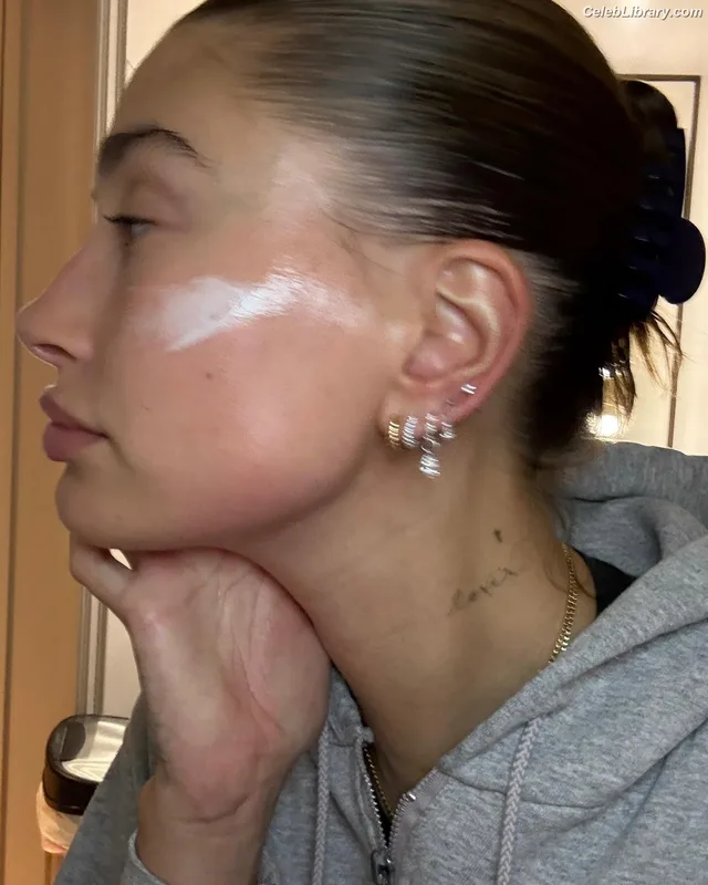 Hailey Baldwin Bieber photo 9 of 1157