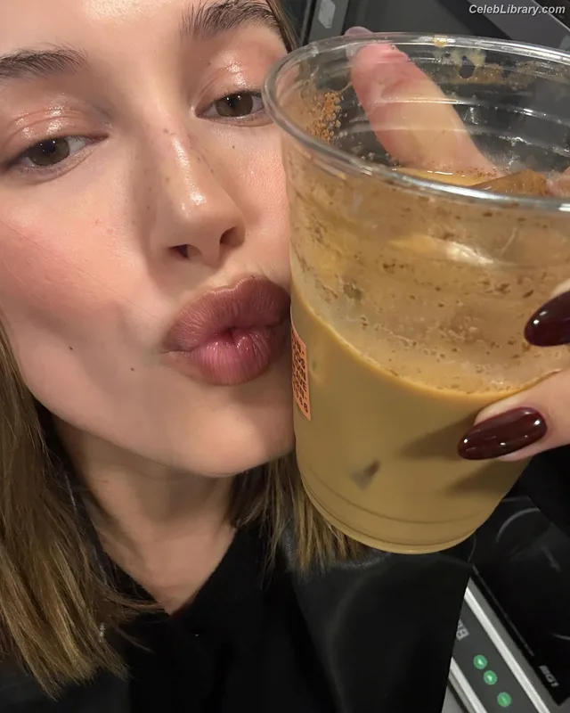 Hailey Baldwin Bieber photo 10 of 1157