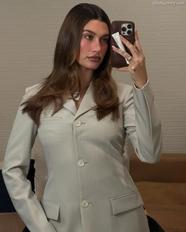 Hailey Baldwin Bieber photo 14 of 1157