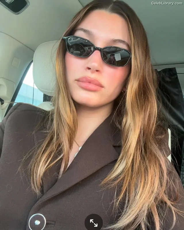 Hailey Baldwin Bieber photo 15 of 1157