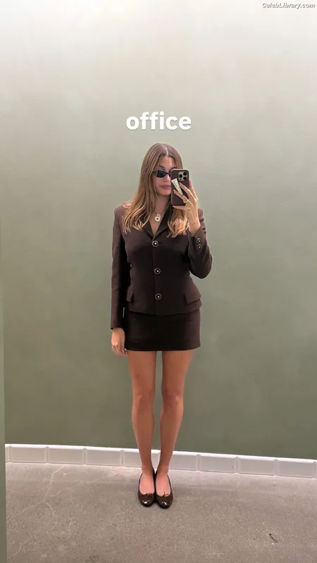 Hailey Baldwin Bieber photo 17 of 1157