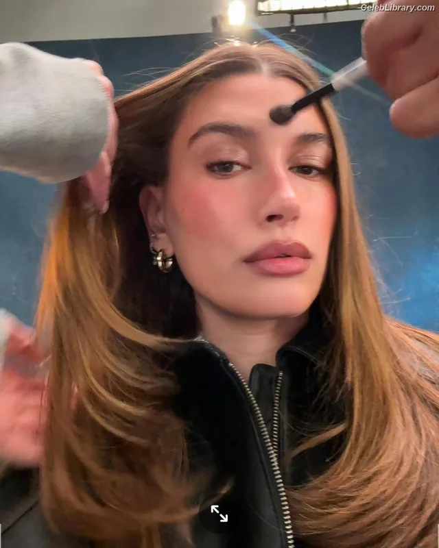 Hailey Baldwin Bieber photo 18 of 1157