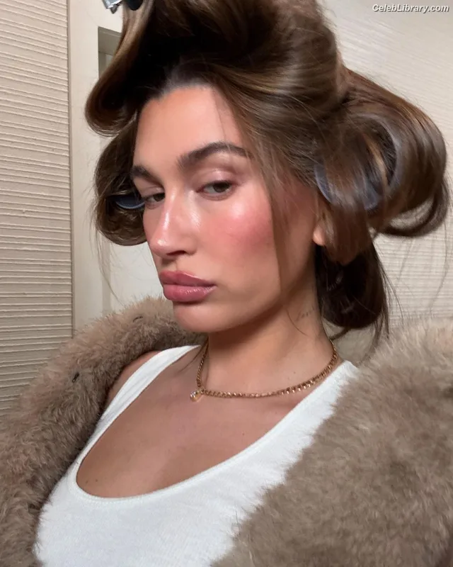 Hailey Baldwin Bieber photo 19 of 1157