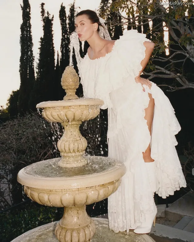 Hailey Baldwin Bieber photo 10 of 1157