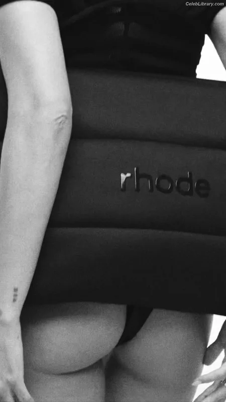 Hailey Baldwin Bieber photo 20 of 1157