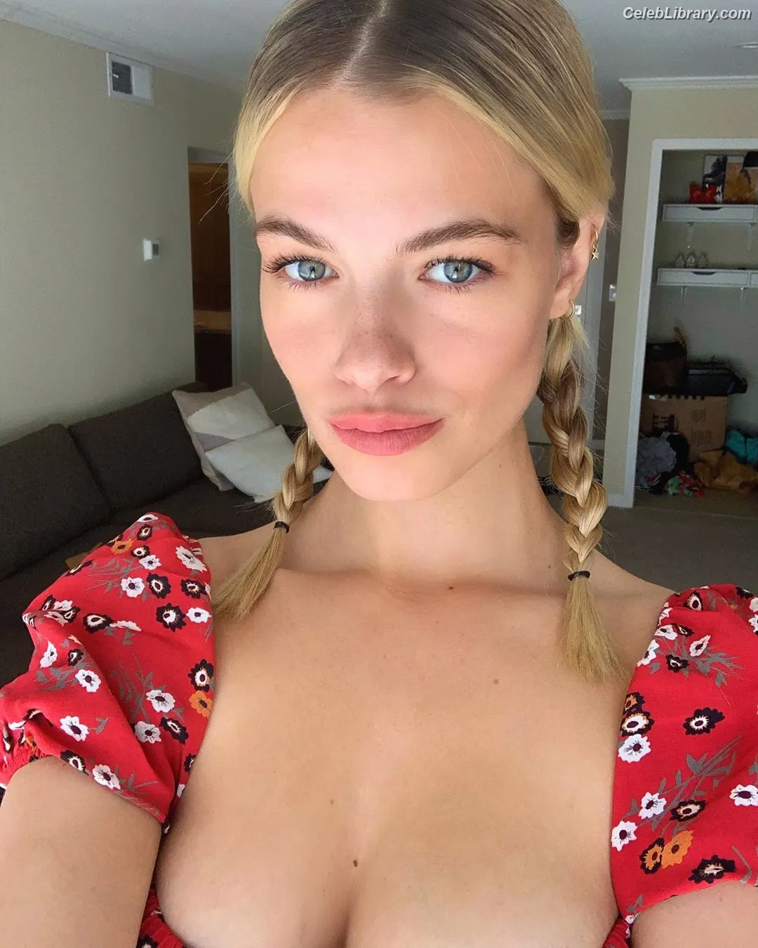 Hailey Clauson photo 5 of 500