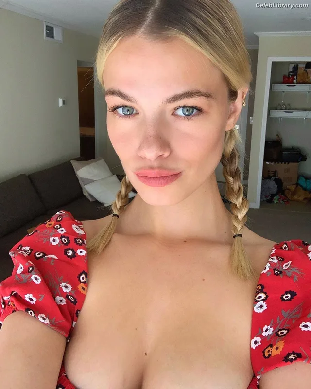 Hailey Clauson photo 5 of 501