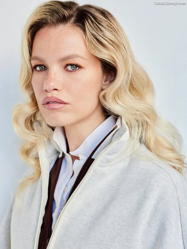 Hailey Clauson photo 10 of 501