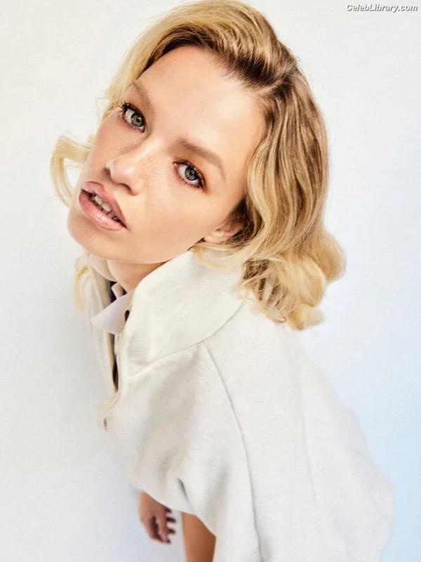 Hailey Clauson photo 13 of 501