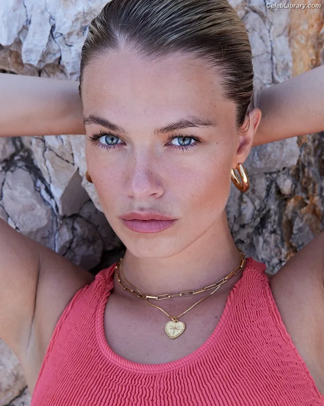 Hailey Clauson photo 18 of 501