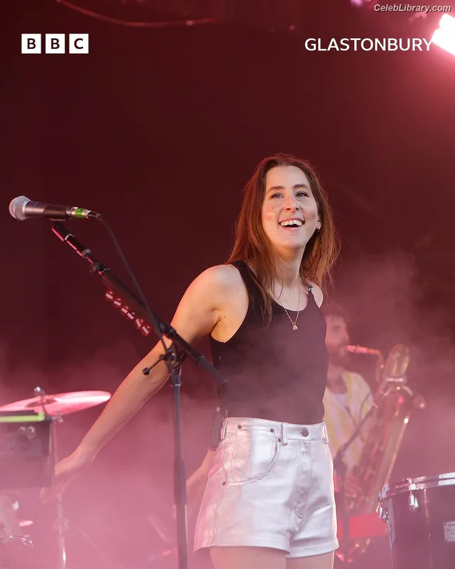 Haim Sisters photo 3 of 254