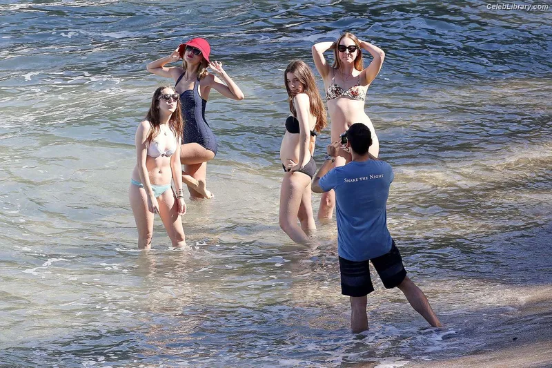 Haim Sisters photo 8 of 254