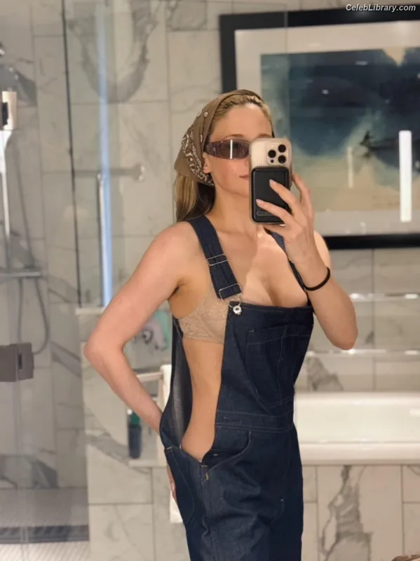 Haley Bennett photo 1 of 40