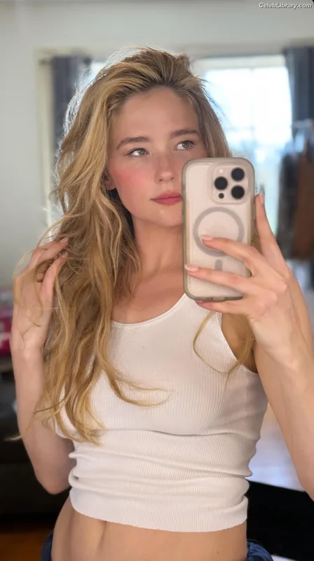 Haley Bennett photo 11 of 40