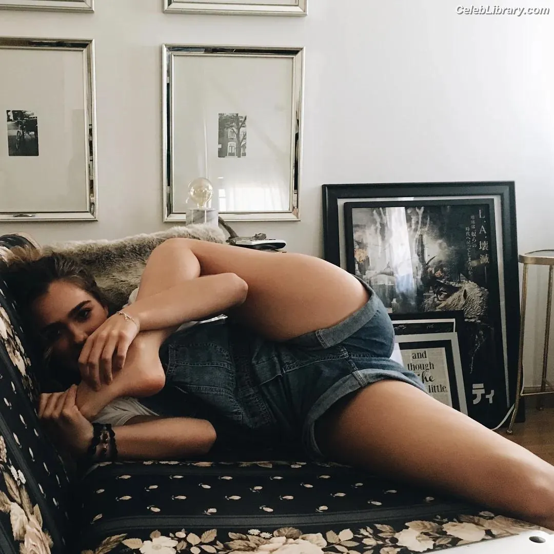Haley Lu Richardson photo 12 of 710