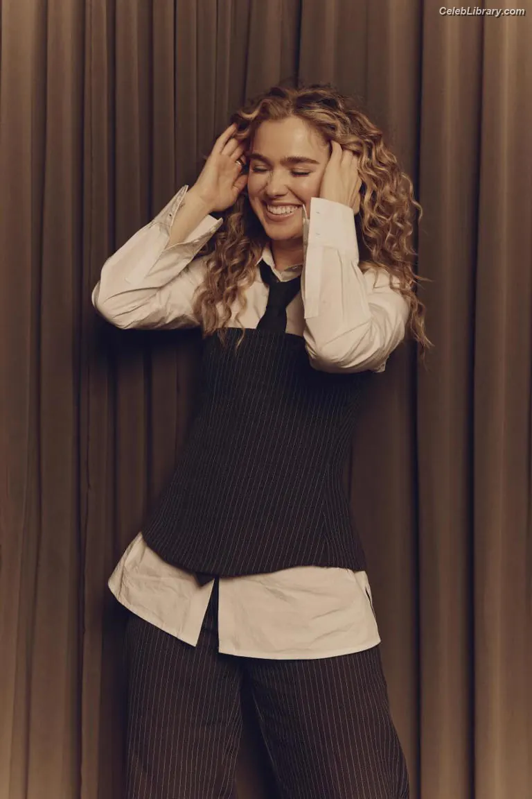 Haley Lu Richardson photo 4 of 710