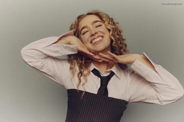 Haley Lu Richardson photo 6 of 710