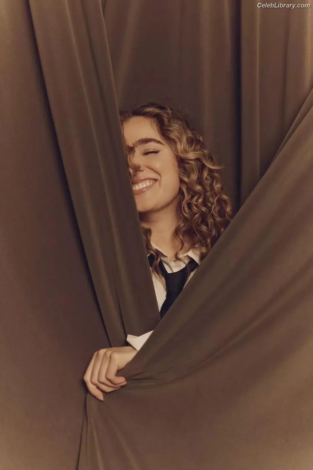 Haley Lu Richardson photo 23 of 710