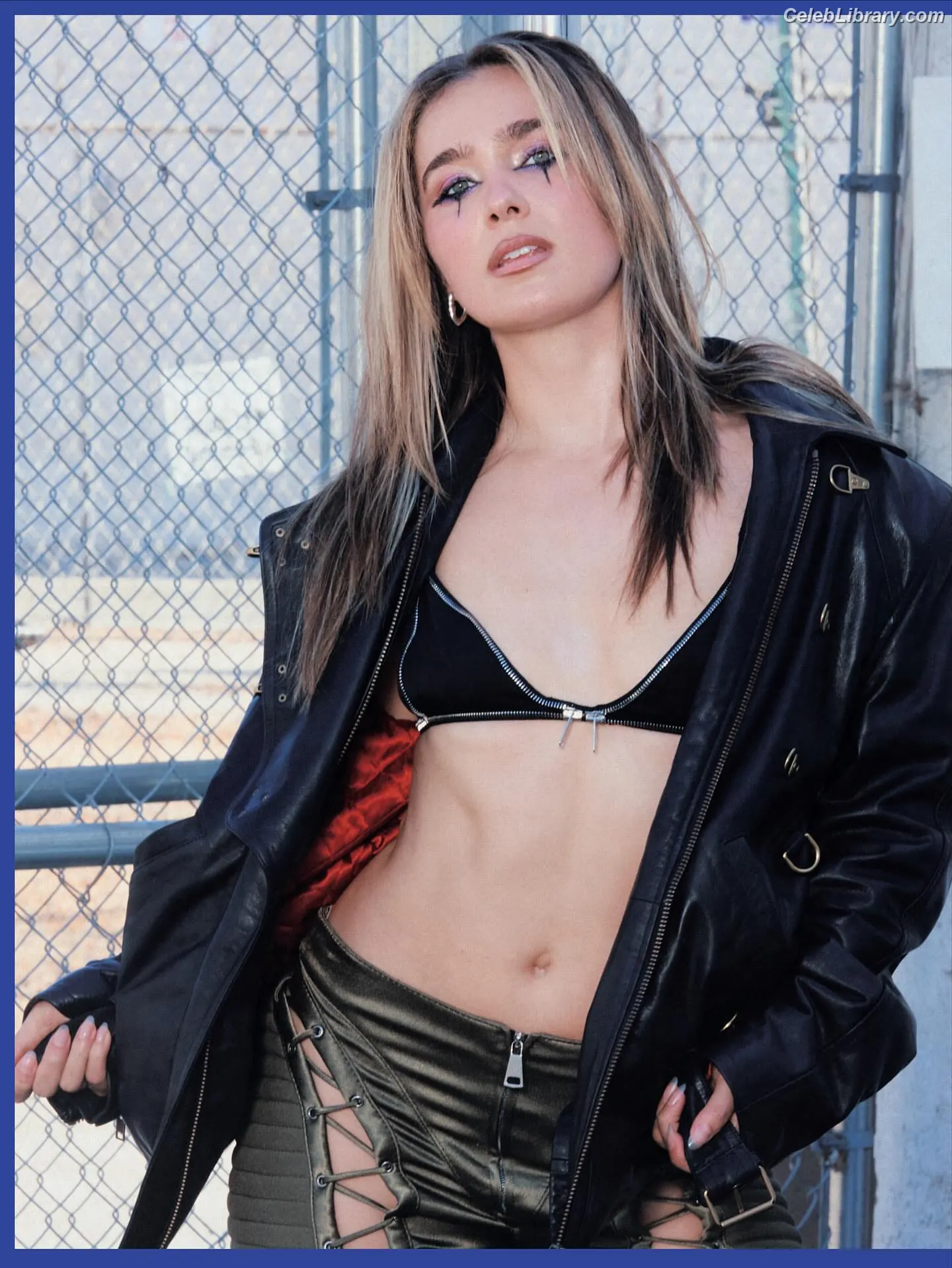 Haley Lu Richardson photo 15 of 710