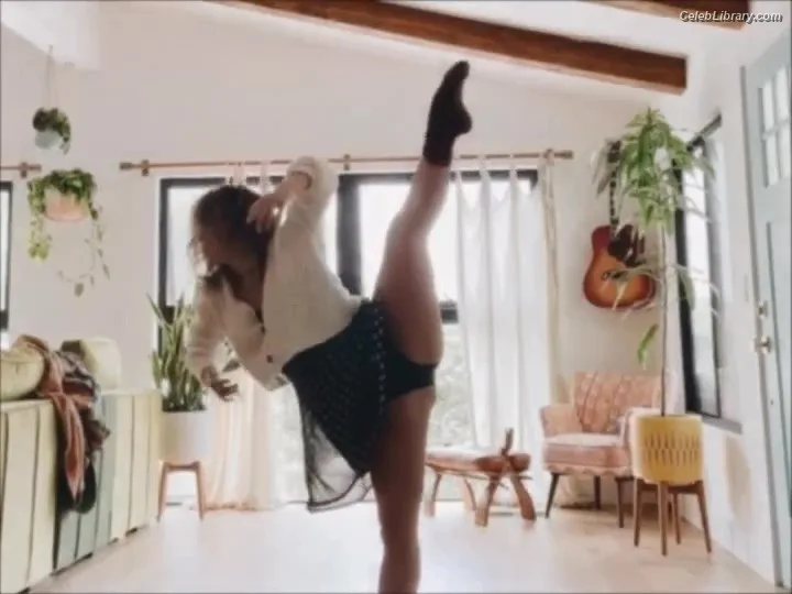 Haley Lu Richardson photo 1 of 711