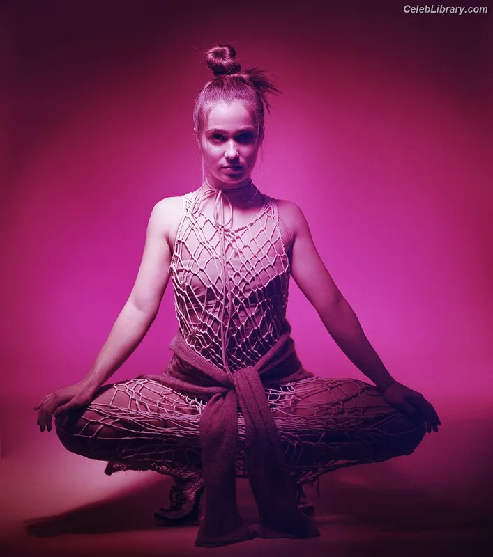 Haley Lu Richardson photo 9 of 711