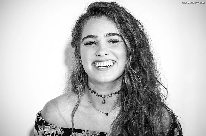 Haley Lu Richardson photo 18 of 711