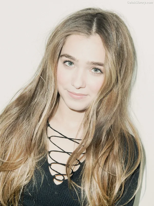 Haley Lu Richardson photo 19 of 711
