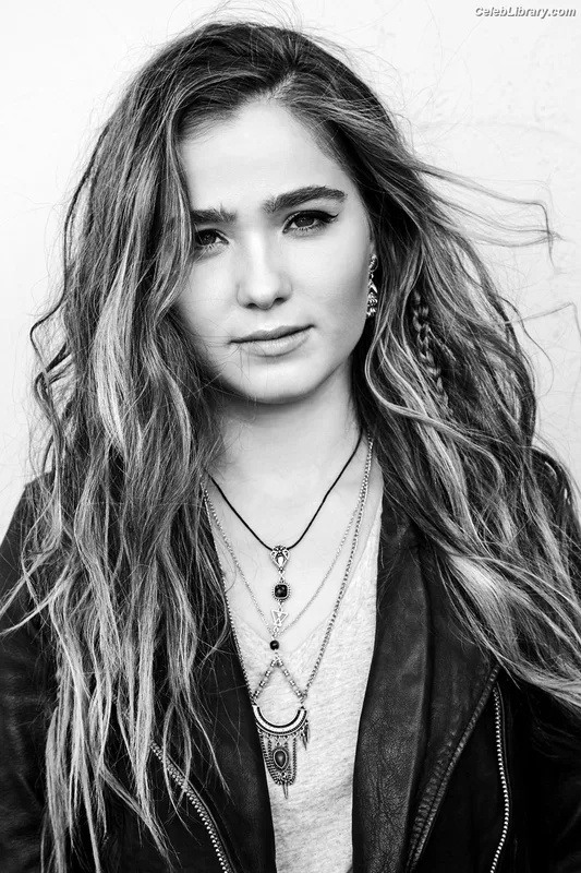 Haley Lu Richardson photo 20 of 711