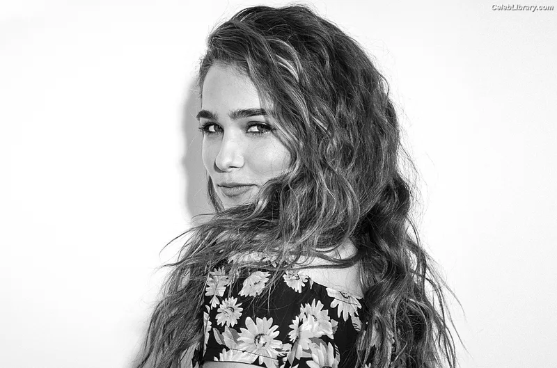 Haley Lu Richardson photo 21 of 711