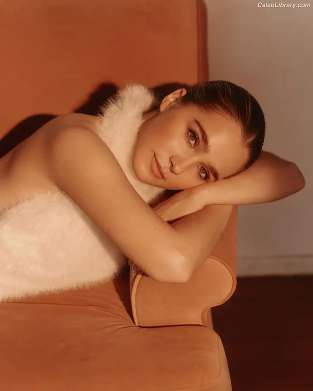 Haley Lu Richardson photo 5 of 711