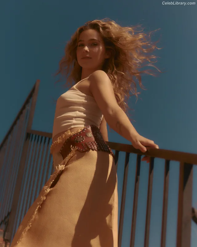 Haley Lu Richardson photo 7 of 711