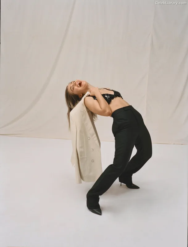 Haley Lu Richardson photo 9 of 711