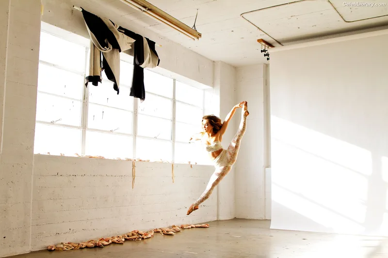 Haley Lu Richardson photo 10 of 711