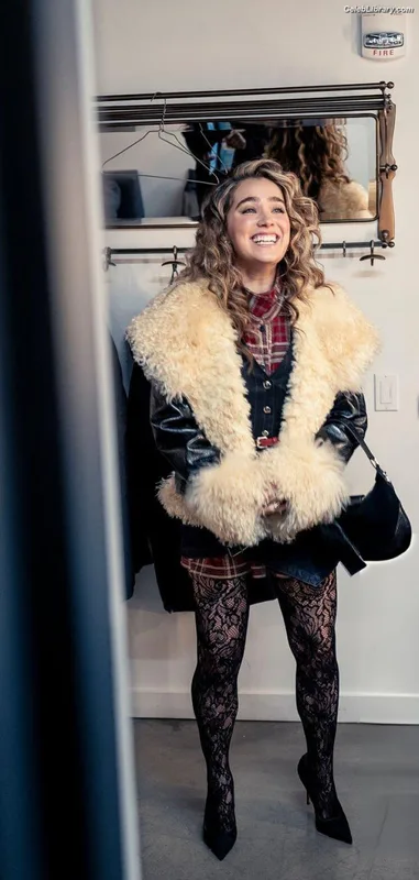 Haley Lu Richardson photo 7 of 711