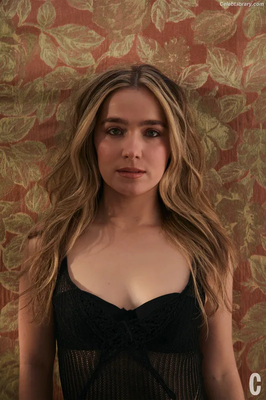 Haley Lu Richardson photo 14 of 711