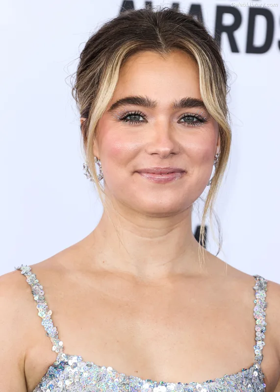 Haley Lu Richardson photo 22 of 711