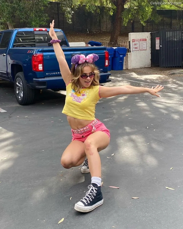 Haley Lu Richardson photo 7 of 711