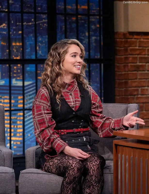 Haley Lu Richardson photo 9 of 711