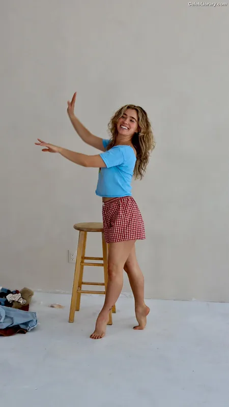 Haley Lu Richardson photo 22 of 711