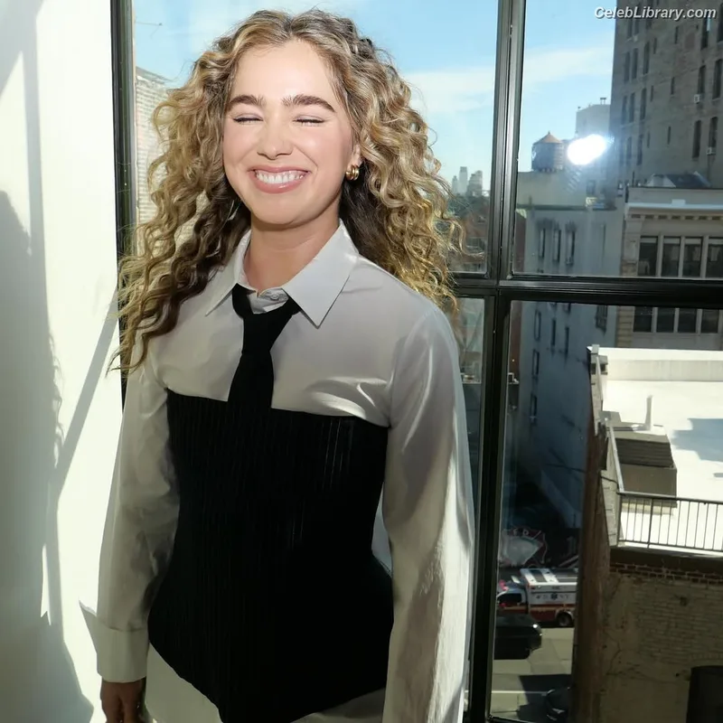 Haley Lu Richardson photo 9 of 711