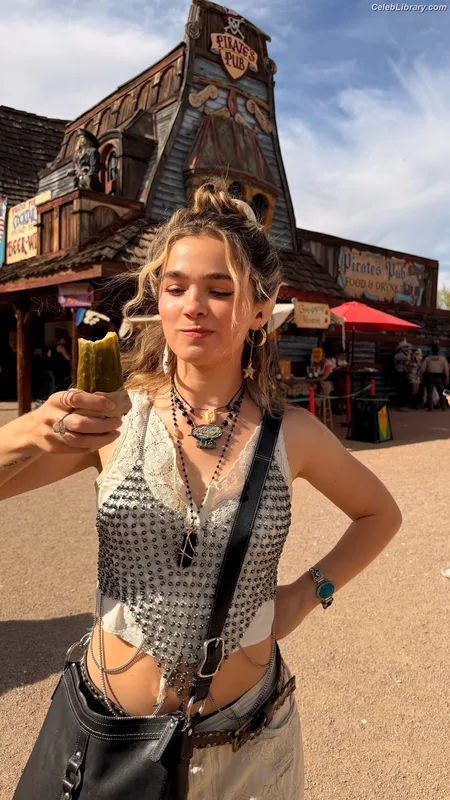 Haley Lu Richardson photo 13 of 711