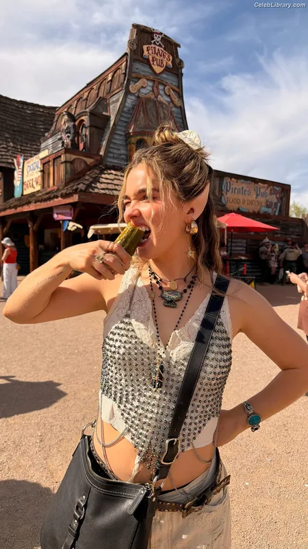 Haley Lu Richardson photo 15 of 711