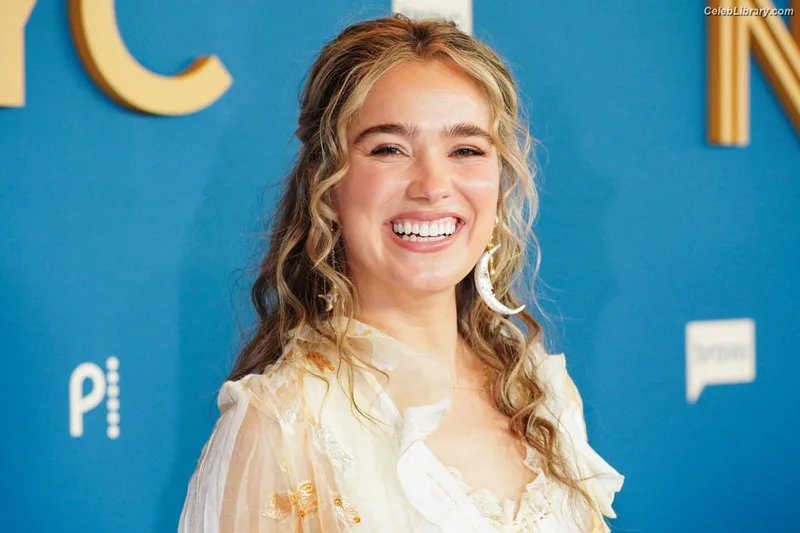 Haley Lu Richardson photo 19 of 711