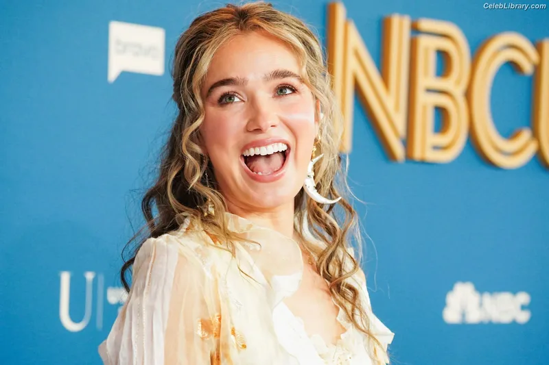 Haley Lu Richardson photo 21 of 711