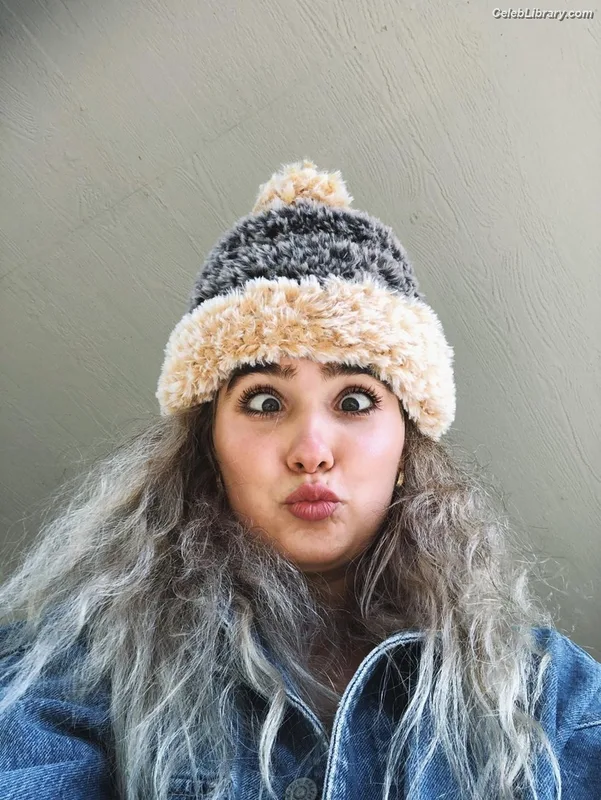Haley Lu Richardson photo 1 of 711