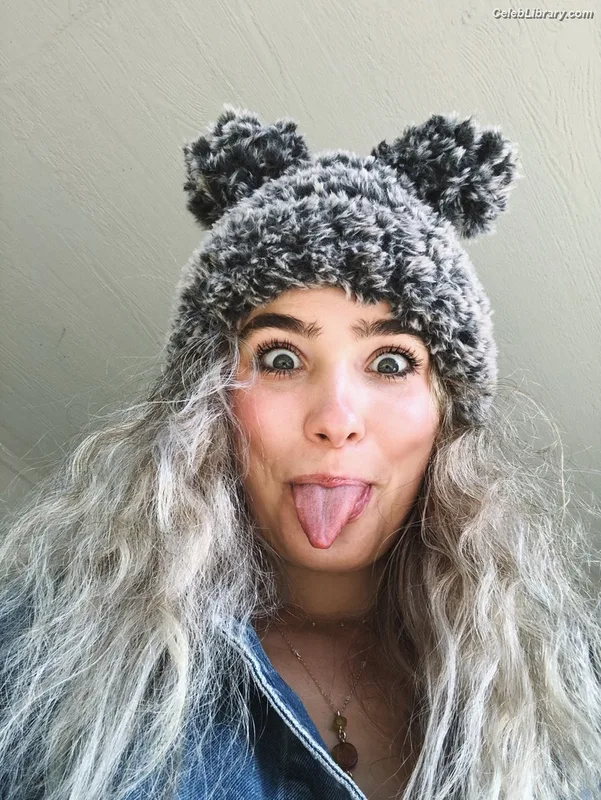 Haley Lu Richardson photo 2 of 711