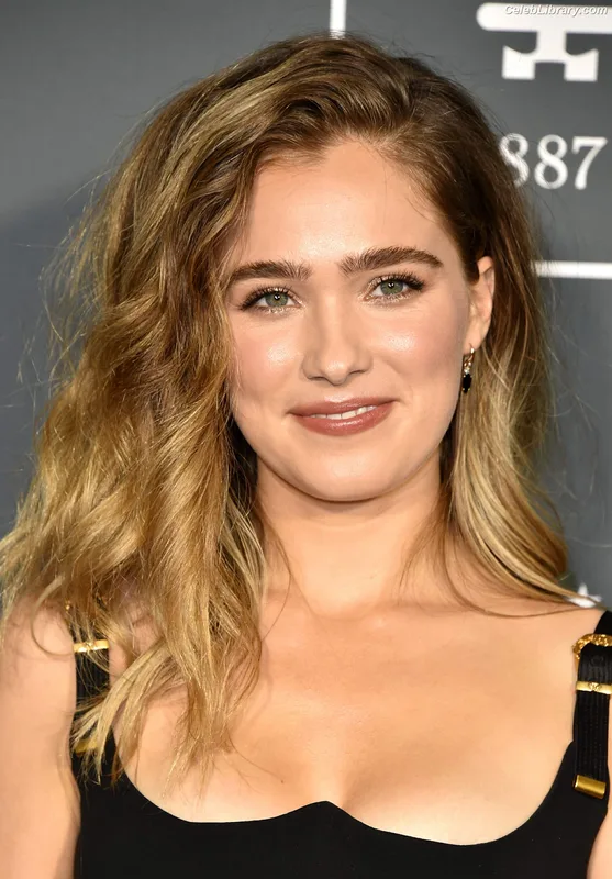 Haley Lu Richardson photo 3 of 711